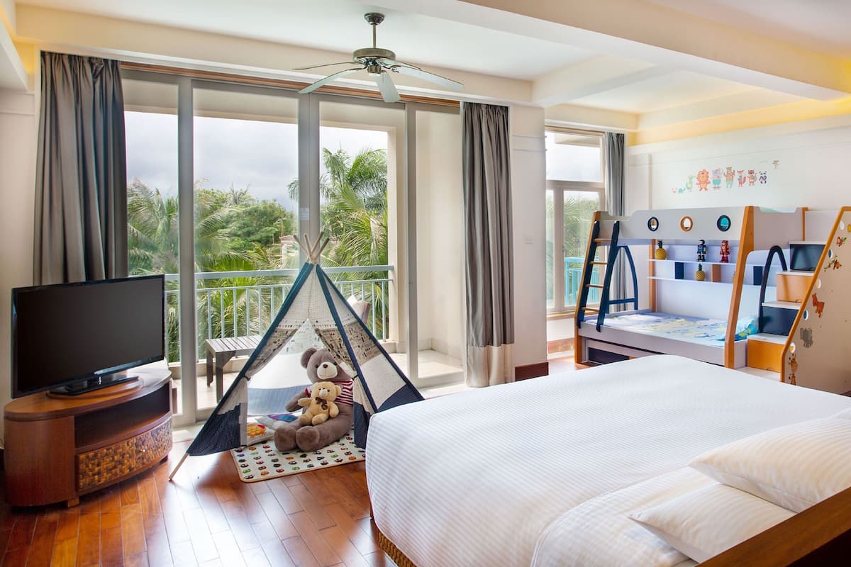 Traditional Room, Non Smoking | Minibar, in-room safe, desk, blackout drapes