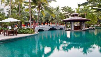 Una piscina al aire libre, tumbonas