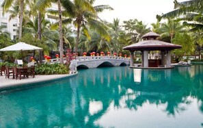 Alberca al aire libre y camastros 