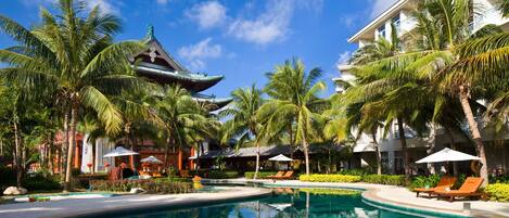 Piscine extérieure, chaises longues