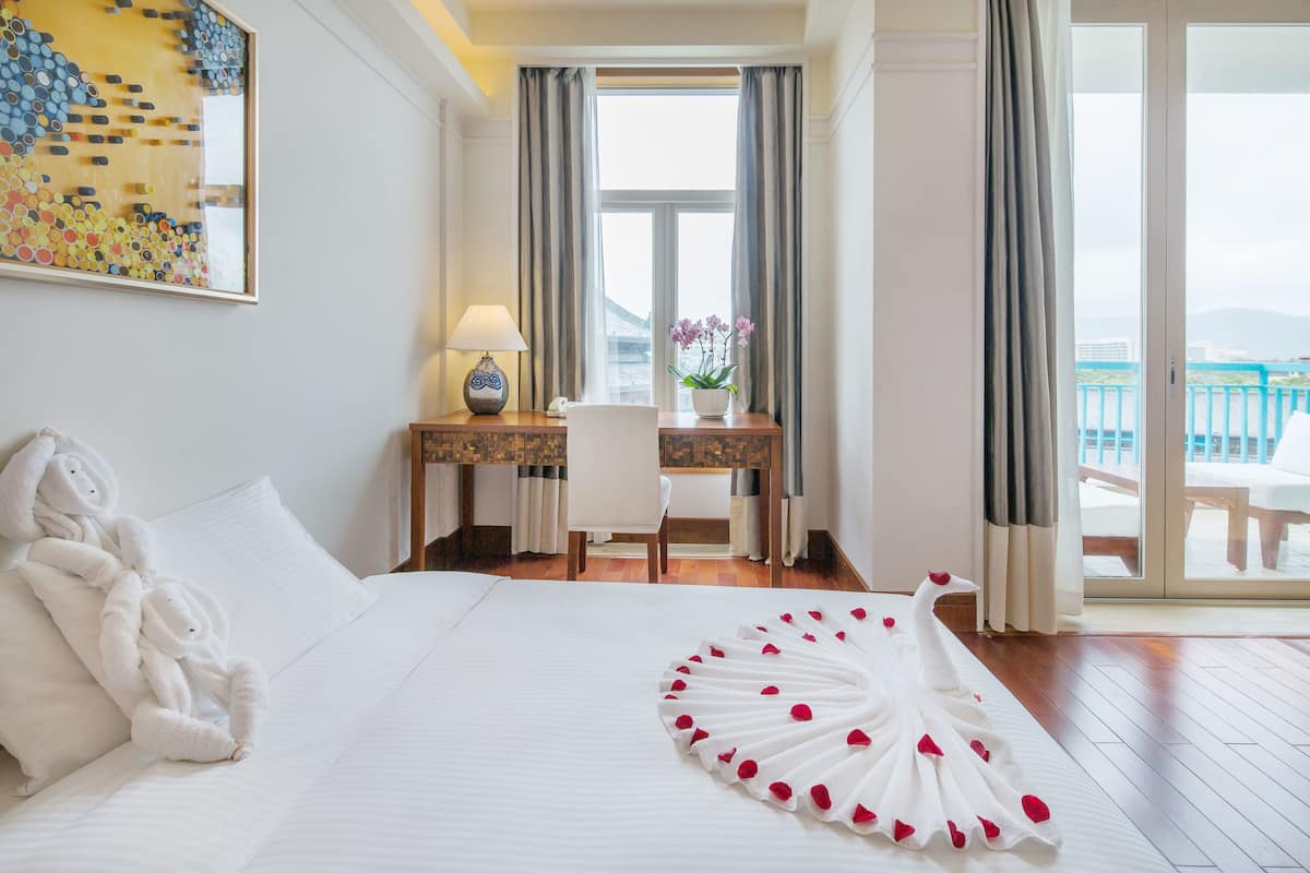 Family Triple Room, Non Smoking | Minibar, in-room safe, desk, blackout drapes