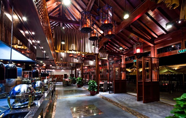 5 restaurantes; se sirve almuerzo y cena; parrillada