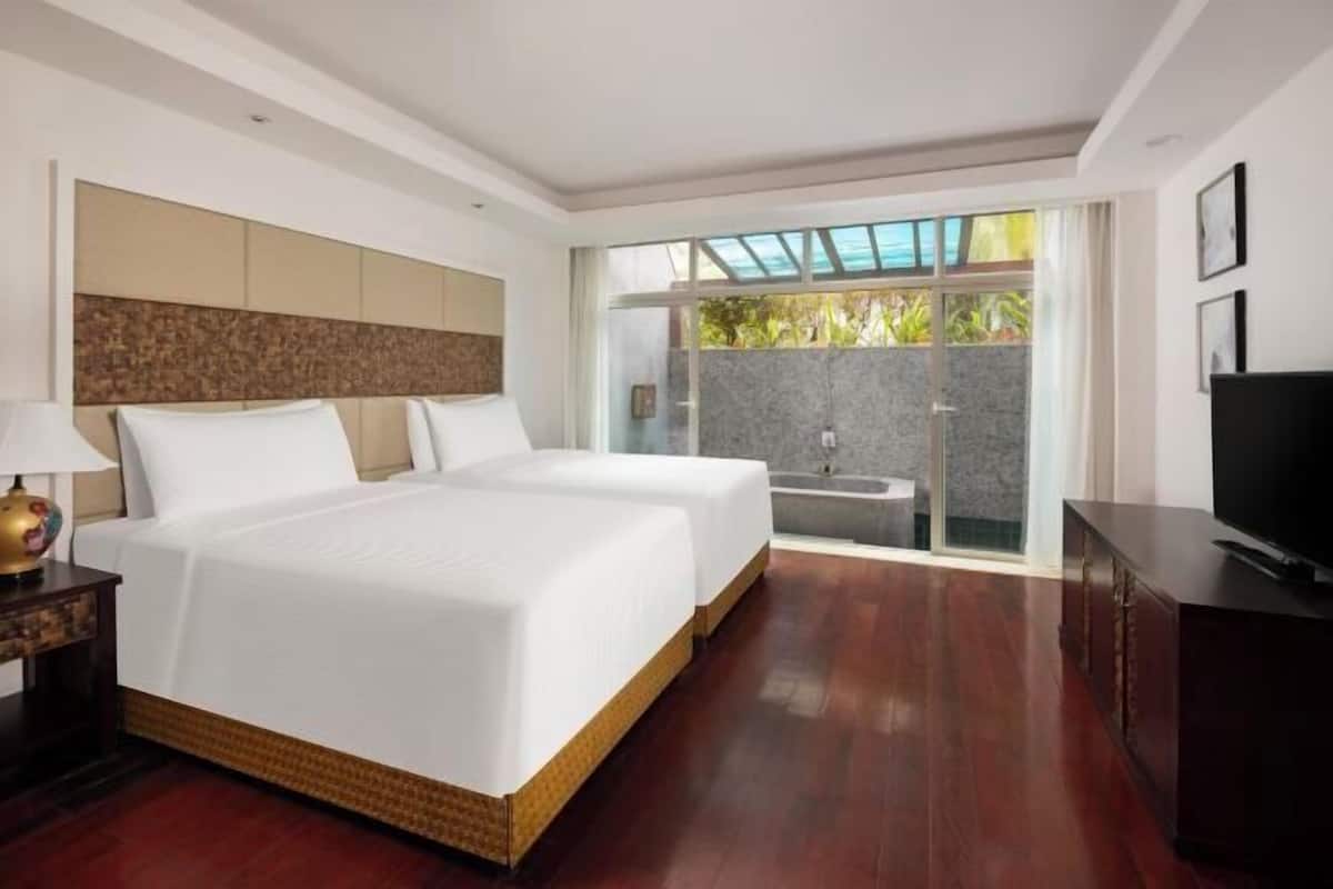 Minibar, in-room safe, desk, blackout drapes