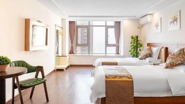 A hotel room with two beds, a dining table, a chair, and a window with curtains. - Sucha Hotel Chongqing Danzishi Laojie (Chongqing)