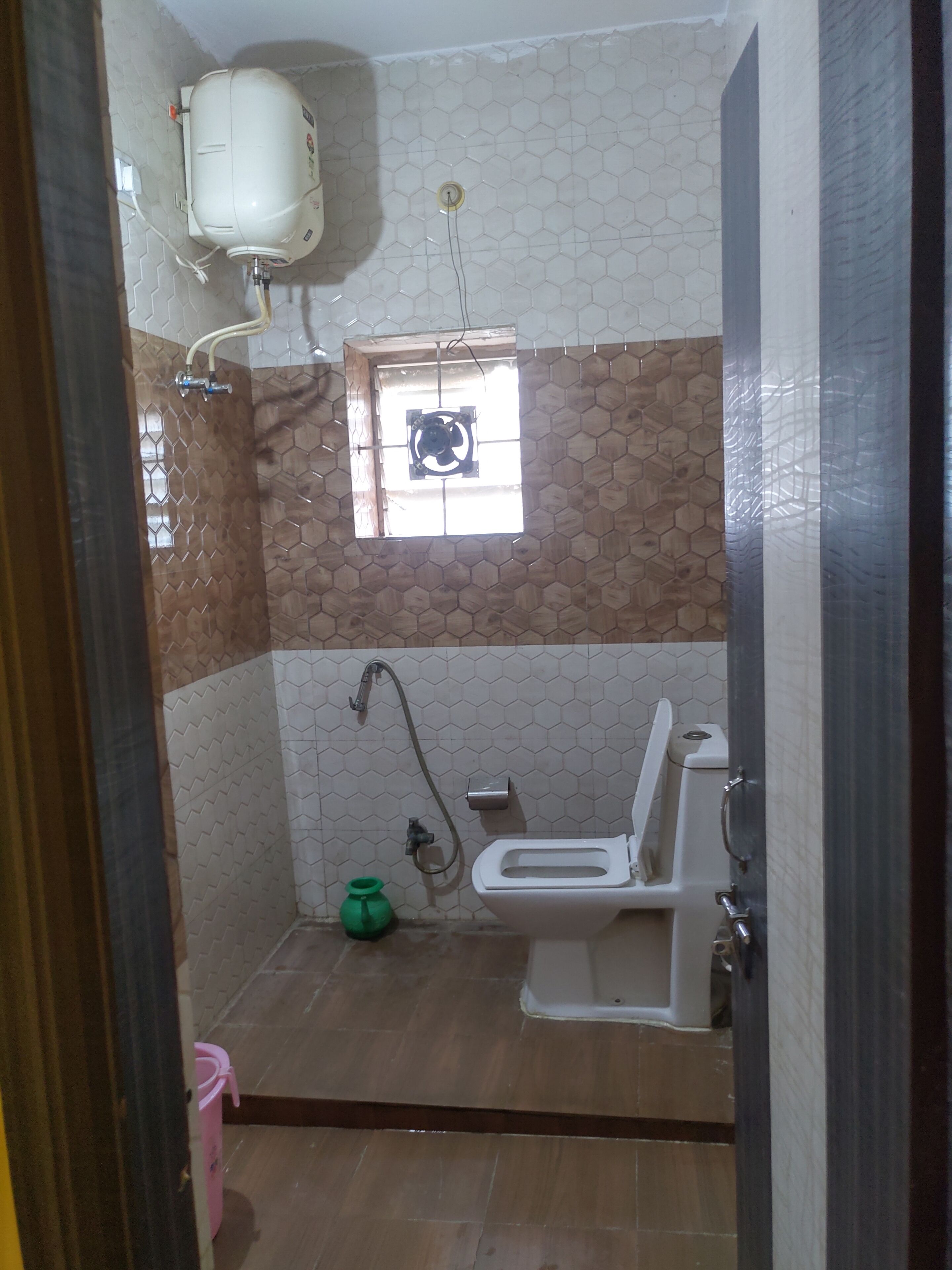 Shower, hydromassage showerhead, free toiletries, towels