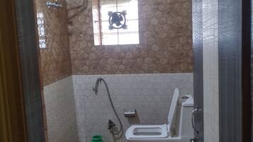 Shower, hydromassage showerhead, free toiletries, towels