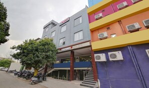 Vista frontal de la propiedad