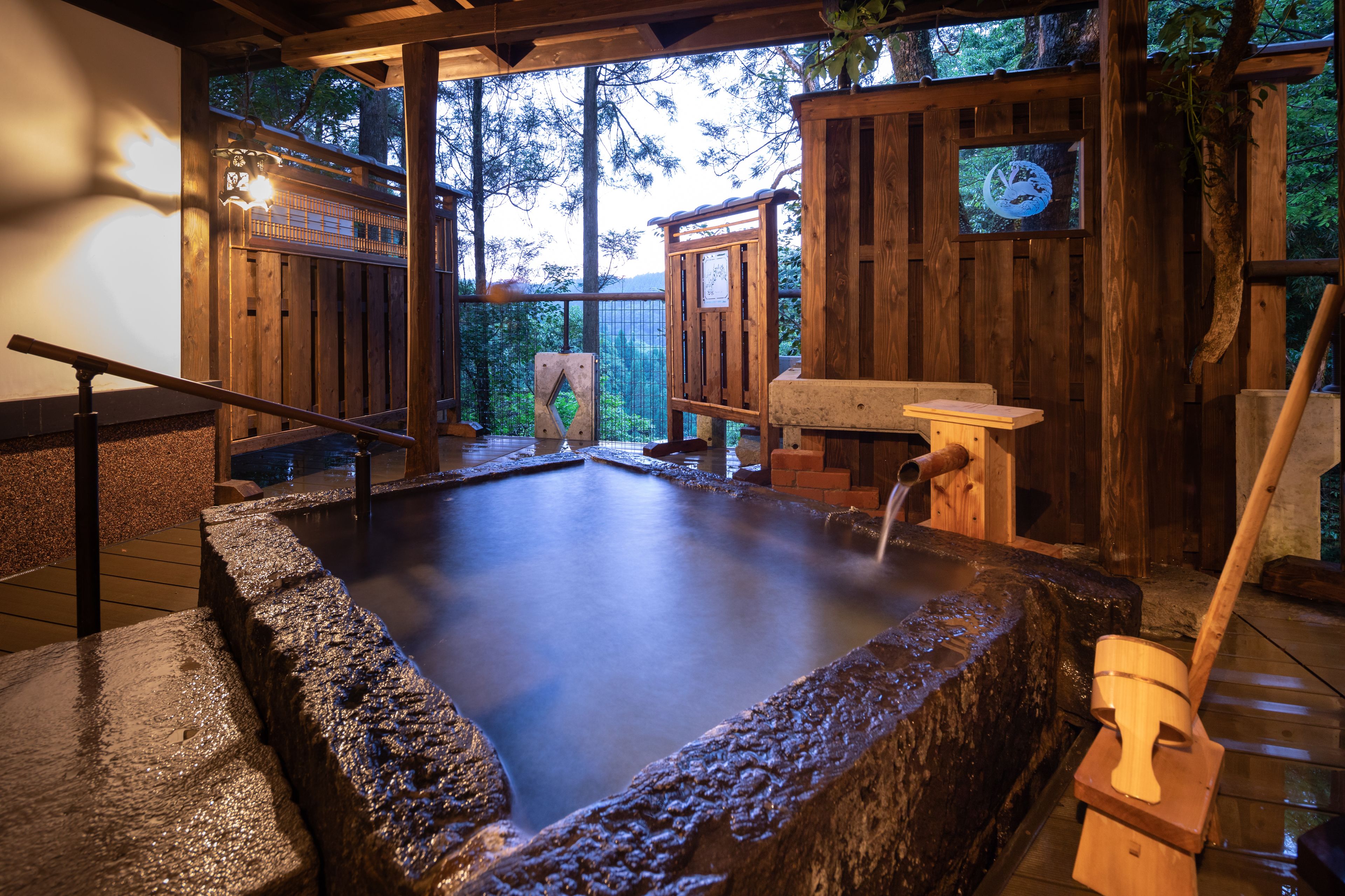 和洋室　プレミアムルーム かすみ（大人専用）禁煙 | バスルーム | バスアメニティ (無料)、ヘアドライヤー、スリッパ、ビデ