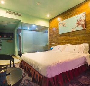 Quarto casal conforto, para não fumantes | Escrivaninha, cortinas blackout, Wi-Fi de cortesia, roupa de cama