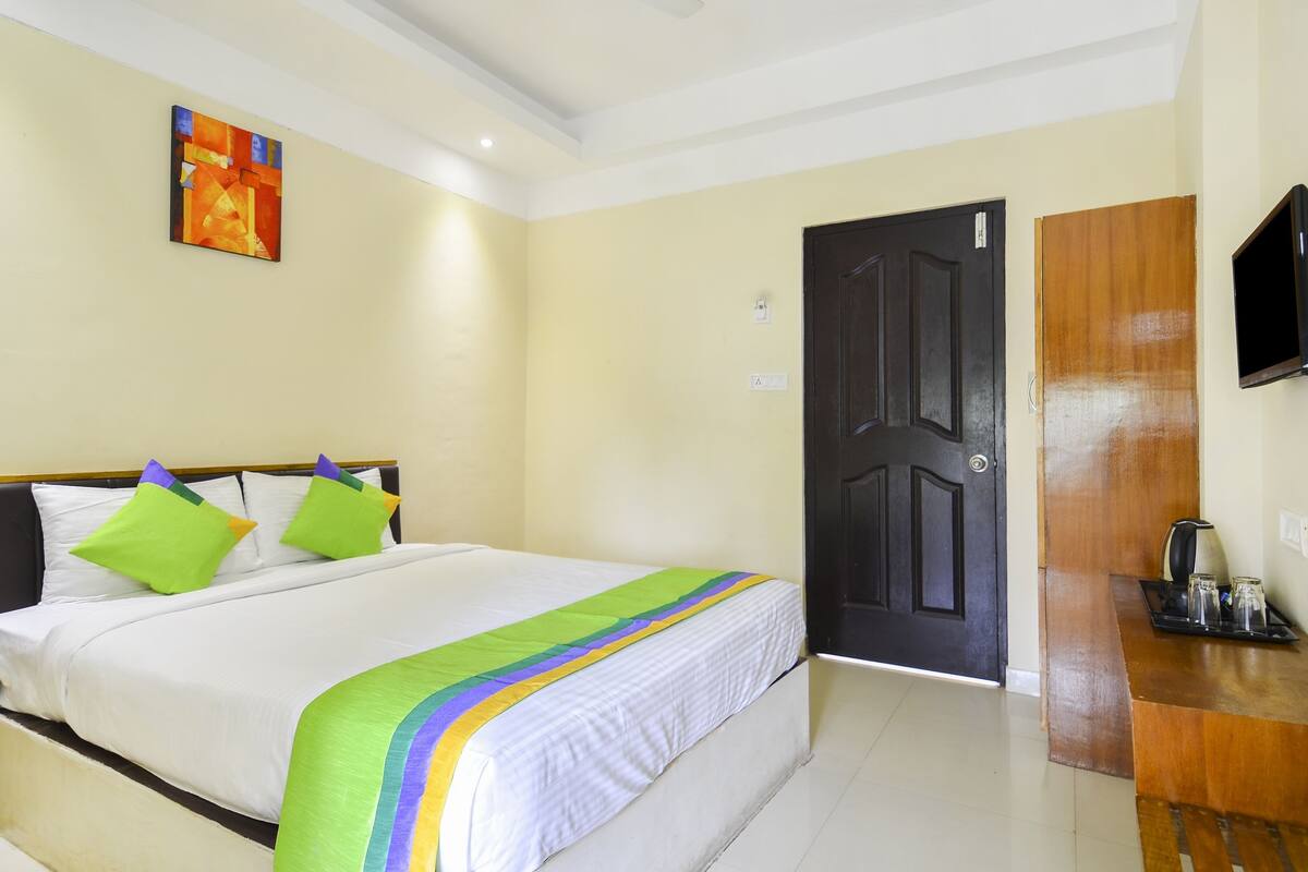 Iron/ironing board, rollaway beds, free WiFi