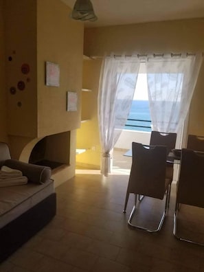 Appartement, vue sur la mer | Salle de séjour | Téléviseur