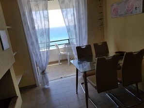 Appartement, vue mer | Salle de séjour | Télévision