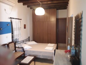 3 bedrooms, iron/ironing board, Internet