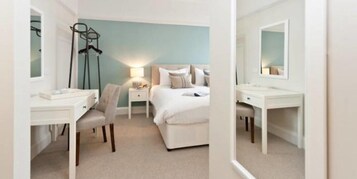 1 habitación, decoración personalizada, muebles diferentes y escritorio 