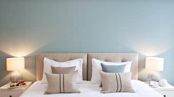 1 habitación, decoración personalizada, muebles diferentes y escritorio