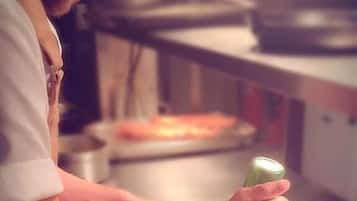 Una persona sostiene una lata, con un fondo desenfocado que sugiere una cocina.