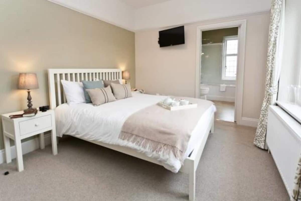 Double Room | 1 bedroom, individually decorated, individually furnished, desk