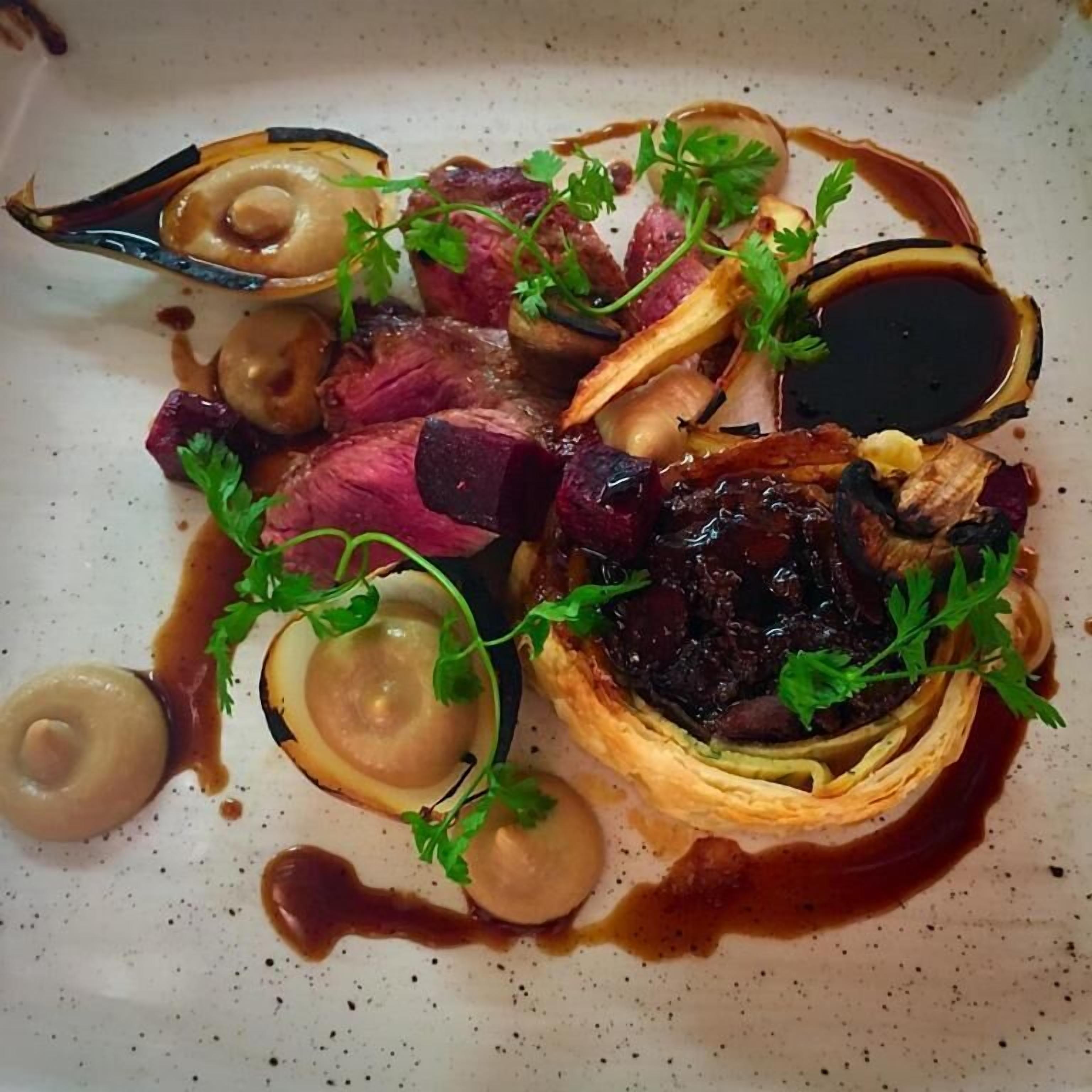 En upplagd rätt med olika ingredienser och garnering.