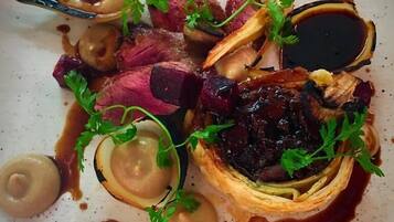 En upplagd rätt med olika ingredienser och garnering.