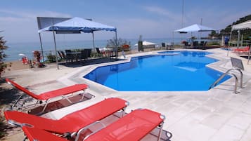 Piscine extérieure (ouverte en saison), parasols de plage