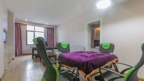 Cortinas blackout, wifi gratis y ropa de cama