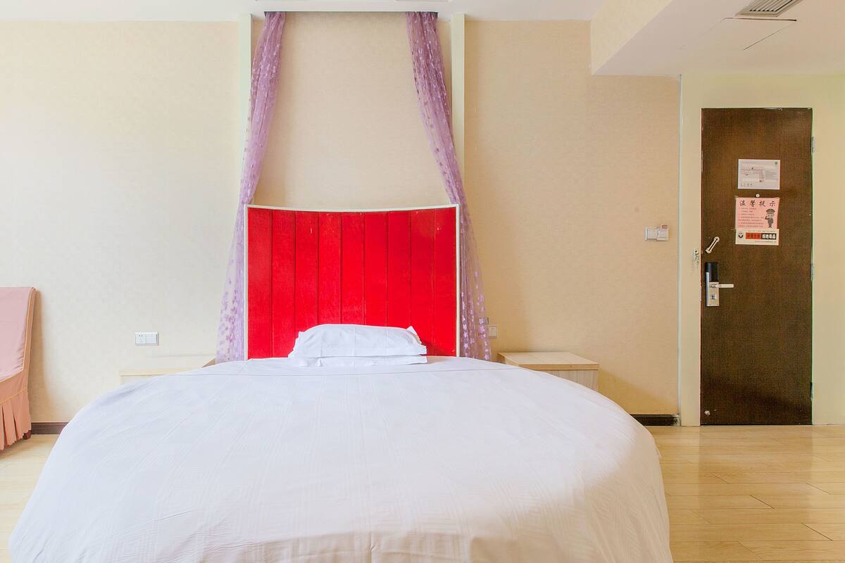 Ein Hotelzimmer mit einem Bett, einem Schreibtisch und zwei Stühlen.
