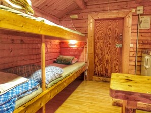 Chalet básico | Caja de seguridad en la habitación y espacio para trabajar con laptop
