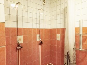 Eenvoudige chalet | Badkamer | Een douche