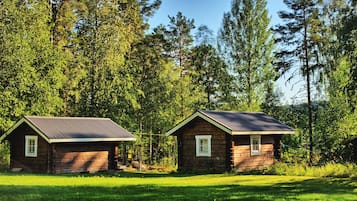 Eenvoudige chalet | Een kluis op de kamer, een laptopwerkplek, verduisterende gordijnen