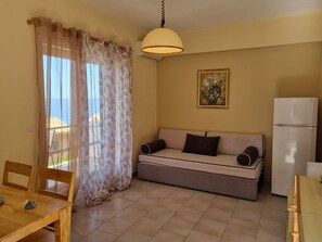 Appartement, 1 chambre, vue mer | Coin séjour | Télévision