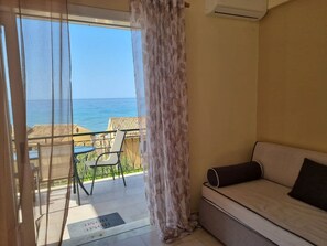 Apartamento, 1 habitación, vistas al mar | Zona de estar | Una televisión