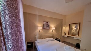 A hotel room with a bed, bedside lamps, a mirror, and a wall-mounted shelf. - Corfu Island Apartment 149 (Corfu)