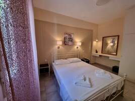 Escritorio, wifi gratis y ropa de cama 