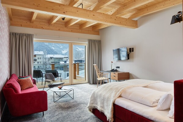 Junior Suite, Balcony | Hypo-allergenic bedding, in-room safe, desk, laptop workspace - Hubers Boutiquehotel (Mayrhofen)