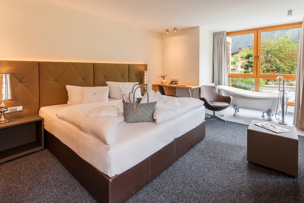 Signature-Suite, Balkon | 1 Schlafzimmer, Allergikerbettwaren, Zimmersafe, Schreibtisch