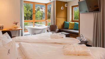 Signature Suite, Balcony | Hypo-allergenic bedding, in-room safe, desk, laptop workspace