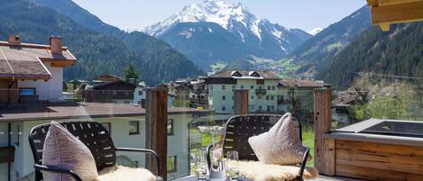 家庭套房, 陽台 | 低過敏寢具、客房內保險箱、書桌、筆電工作空間