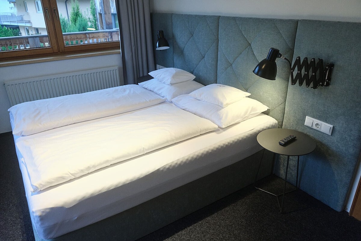 Family Room, Balcony | Hypo-allergenic bedding, in-room safe, desk, laptop workspace