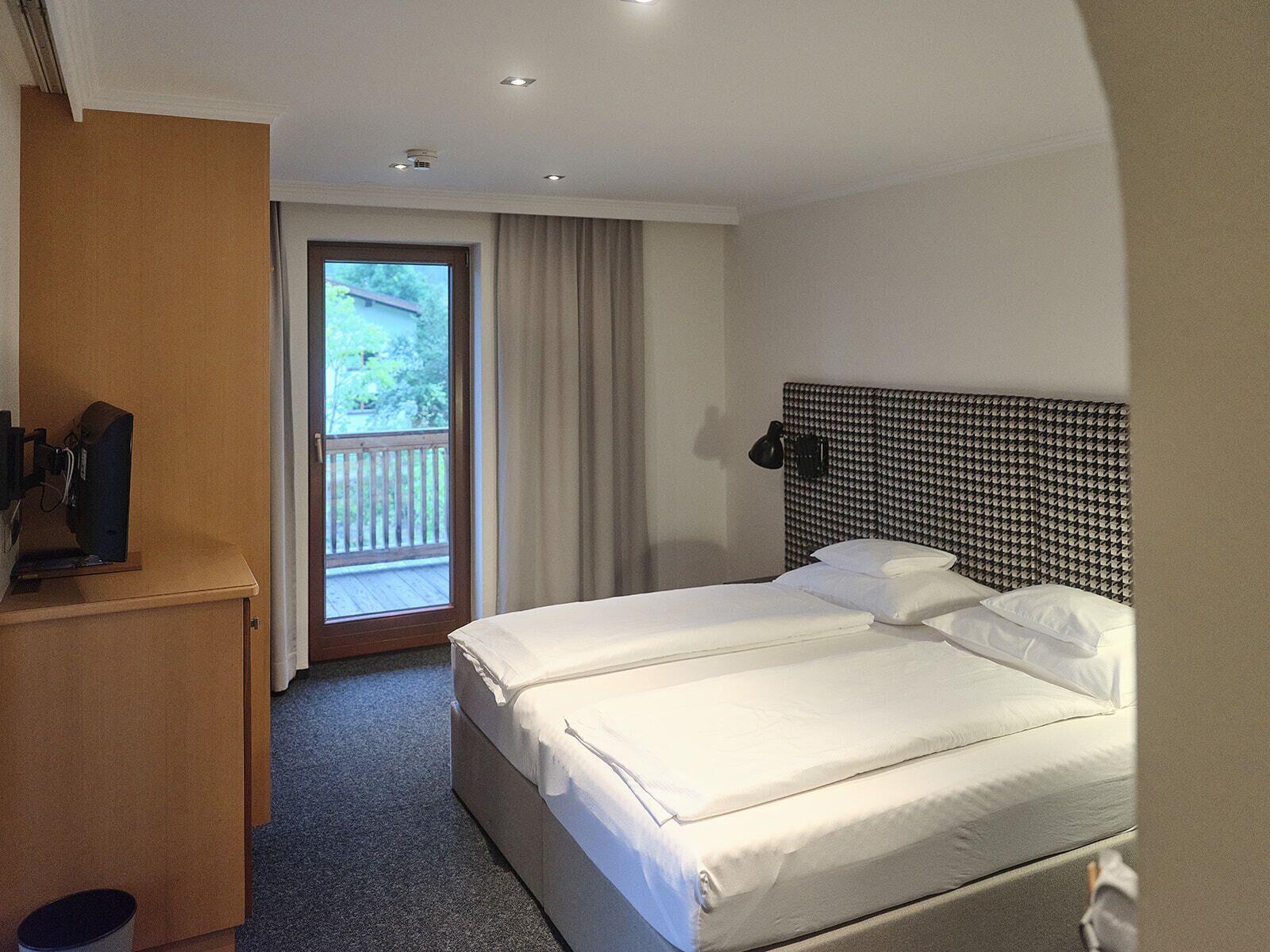 Ropa de cama hipoalergénica, caja fuerte, escritorio