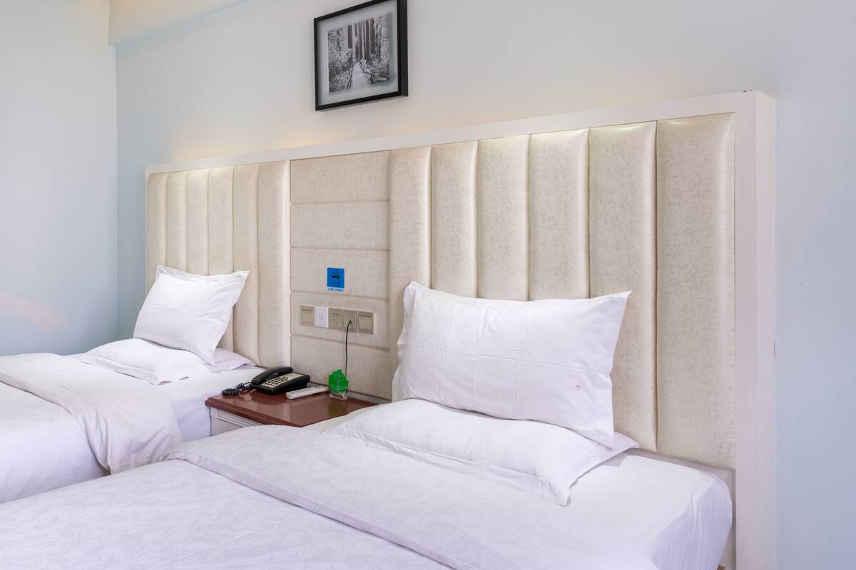 Kamar Twin Comfort, Bebas Asap Rokok | Tirai kedap cahaya, Wi-Fi gratis, dan seprai linen