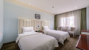 A hotel room with two beds, a desk, a chair, and a window with curtains. - Sucha Hotel Xian Hangtiancheng Station (Xi'an)