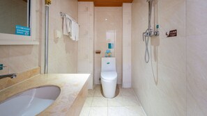Chambre familiale, non-fumeur | Salle de bain | Douche, articles de toilette (gratuits), séchoir à cheveux, pantoufles
