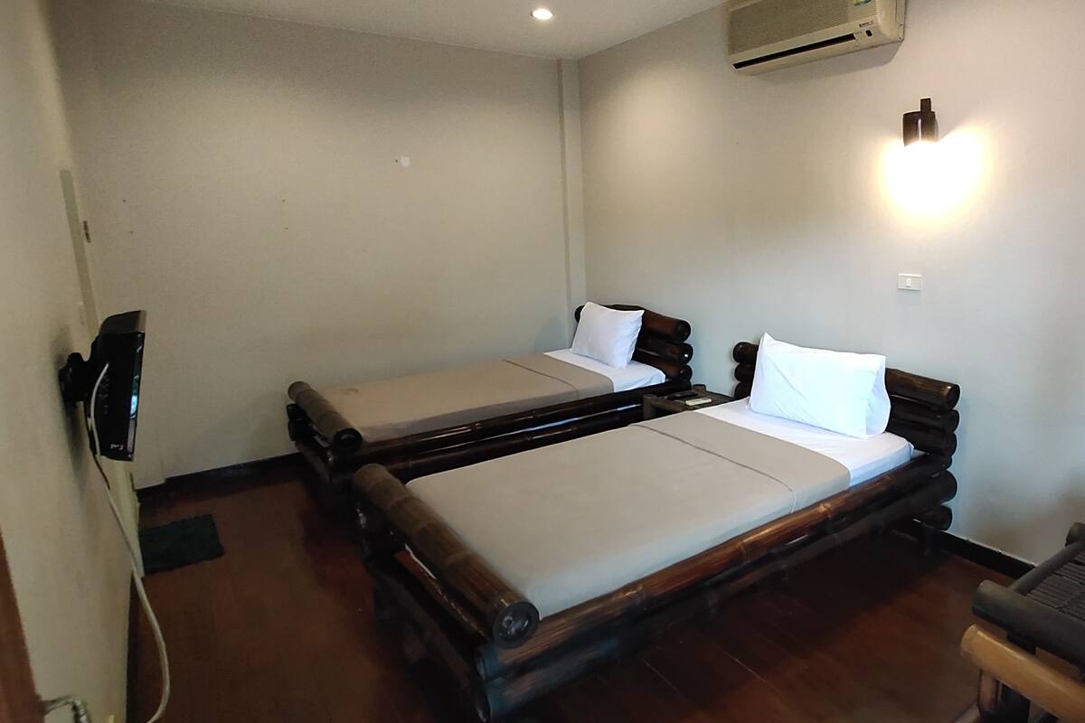 In-room safe, free WiFi, bed sheets