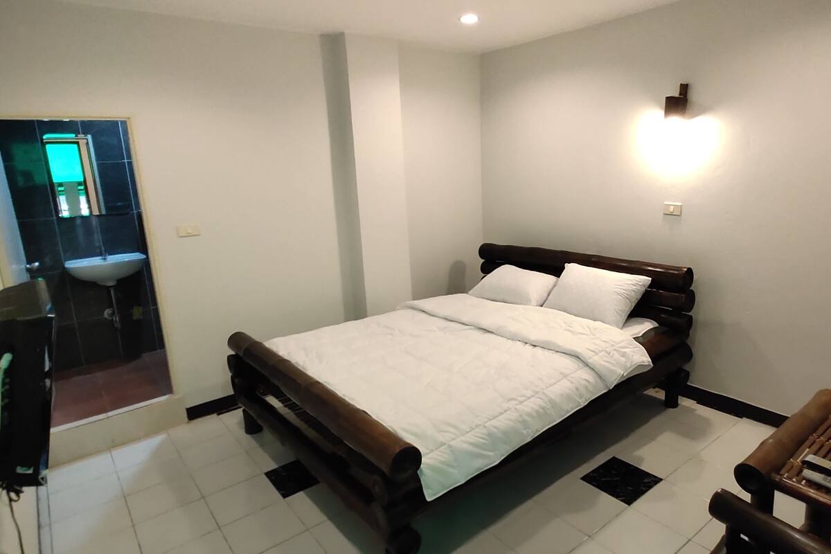 In-room safe, free WiFi, bed sheets