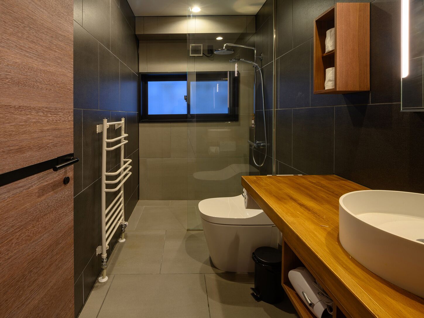 premium apartment | bathroom | combined shower/bathtub, deep-soaking bathtub, free toiletries