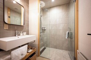 Combined shower/bathtub, deep-soaking bathtub, free toiletries