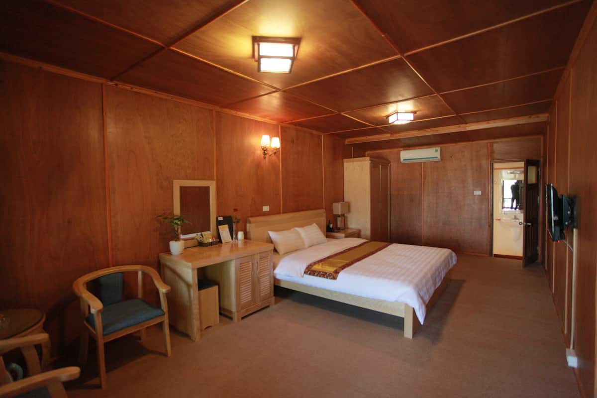 Chambre supérieure, vue sur le lac | Minibar, coffre-fort, bureau