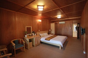 Superior Lake View | Minibar, in-room safe, individually decorated, desk - Paragon Resort (Hanoi)