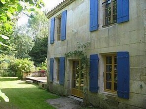 Maison du Grain de Blé/ Cottage one facade with private decking to the left