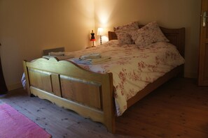 2 bedrooms, iron/ironing board, travel cot, free WiFi